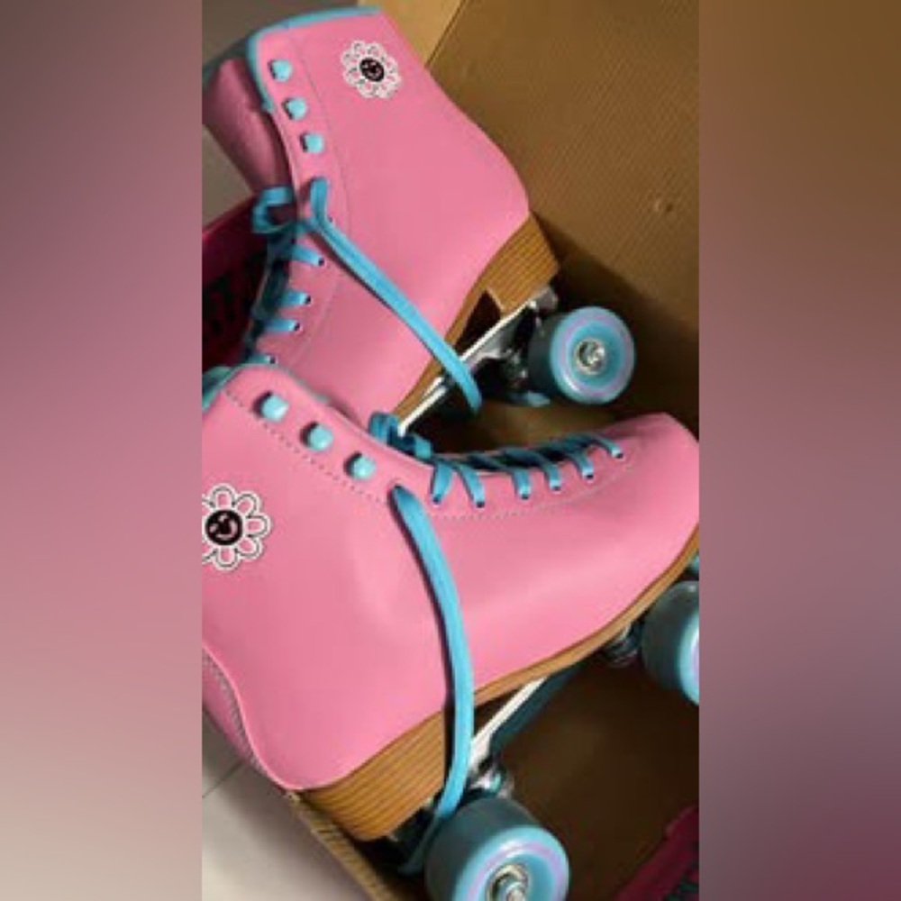 COPY - Smiley skate supply pink and blues roller skates sz 9